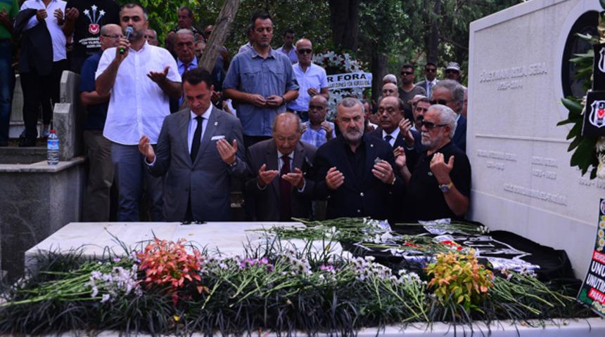 Beşiktaş&rsquo;ın efsane başkanı S&uuml;leyman Seba mezarı başında anıldı