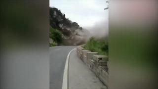 Çin'deki toprak kayması kamerada