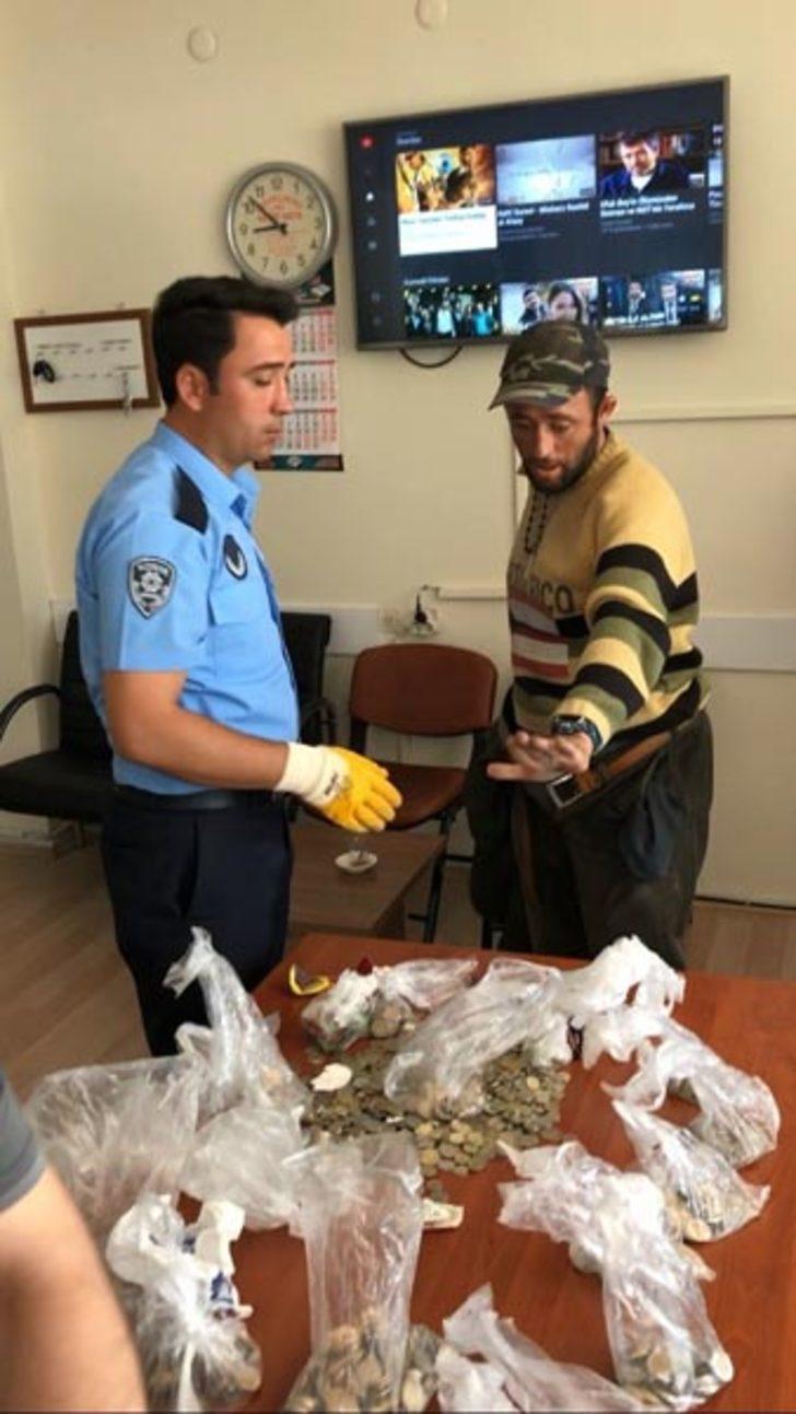 Gezgin dilencinin her yerinden para fışkırdı  G2