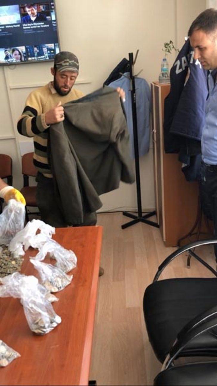 Gezgin dilencinin her yerinden para fışkırdı  G4