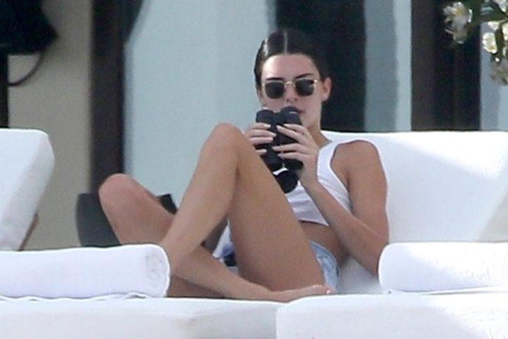 Ünlü model şaşkına çevirdi! Muhabirlerin kendisini görüntülediğini fark edince... G2