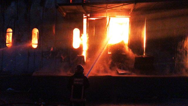 Sakarya'da fabrika alev alev yandı