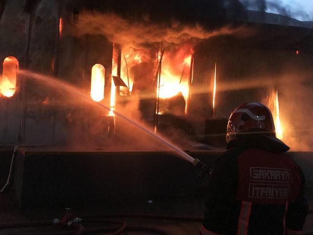 Sakarya'da fabrika alev alev yandı