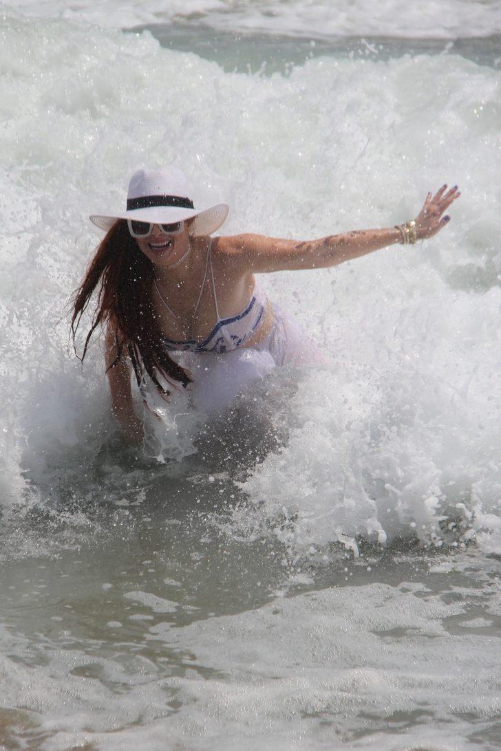 Yine sınır tanımadı! Ünlü oyuncu sahile elbiseyle inince... G4