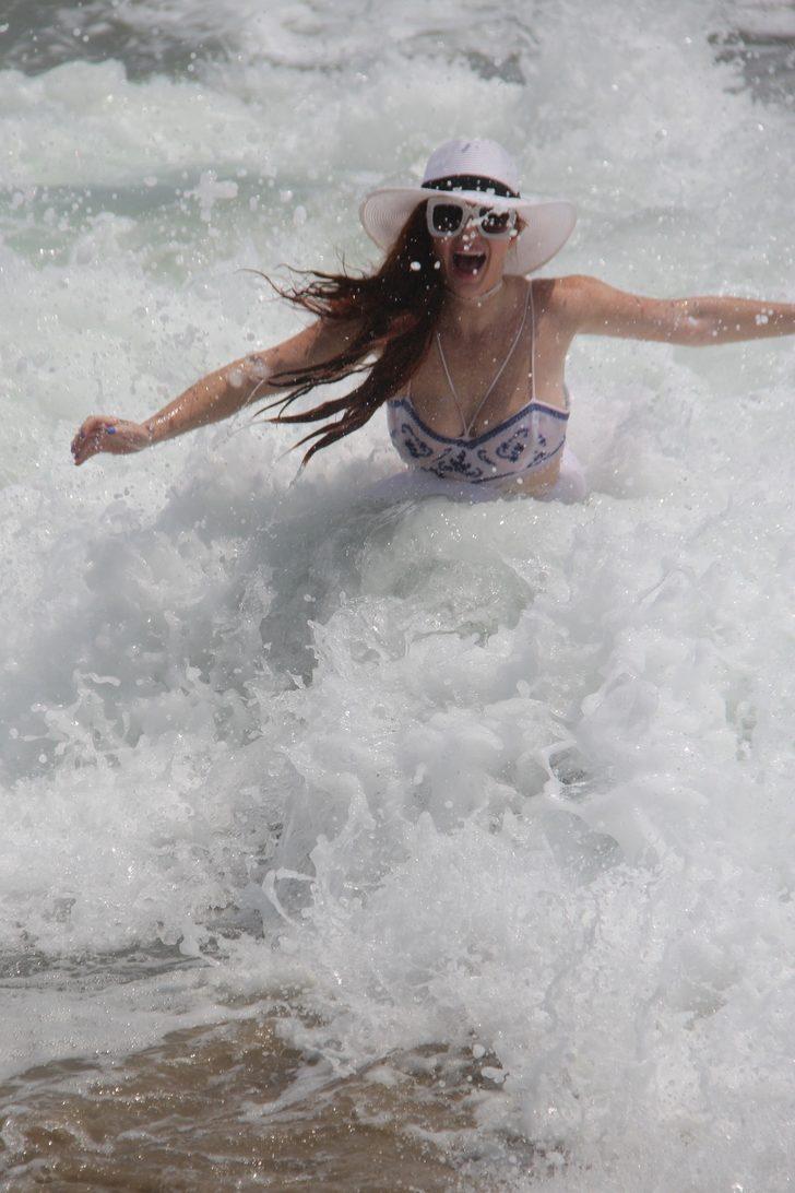 Yine sınır tanımadı! Ünlü oyuncu sahile elbiseyle inince... G5