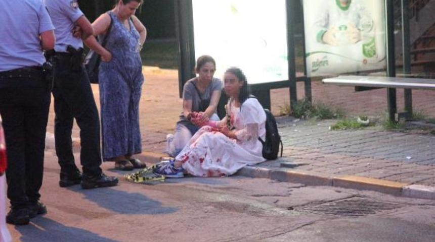 Genç kadın otobüs durağında kanlar içinde bulundu