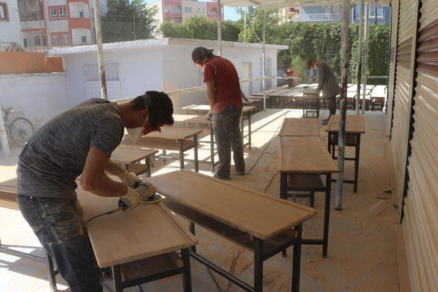 Sandalye ve masaları yenileyen liseliler, 2 milyon lira tasarruf sağladı