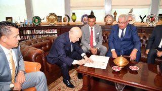 Milletvekili Hayati Arkaz resmen MHP'ye geçti! Devlet Bahçeli imzaladı