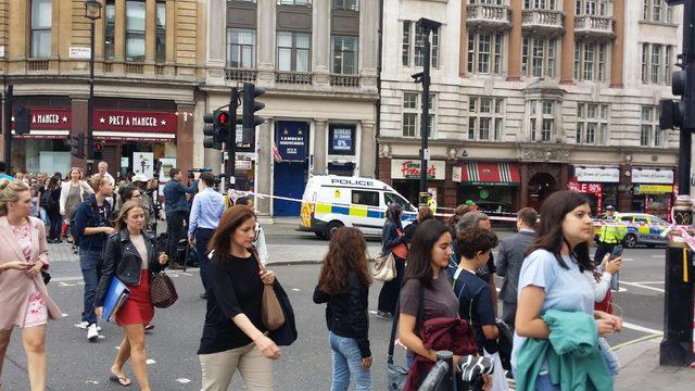 Londra’da bir araç parlamento binasının bariyerlerine çarptı (3)