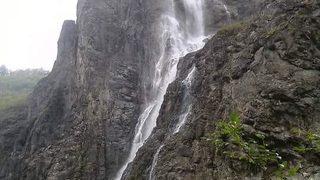 Dağı delip şelale yaptılar 