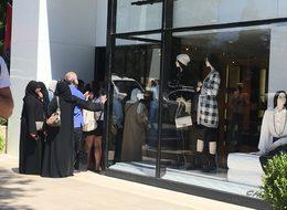 Turistler lüks mağazalar önünde yine kuyrukta