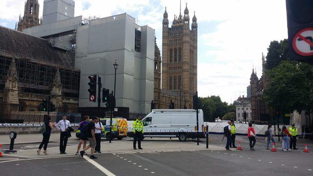 Londra’da bir araç parlamento binasının bariyerlerine çarptı (5)