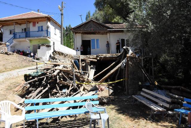 Çöken tavanın altında kalıp ölen baba toprağa verildi, kızının tedavisi sürüyor