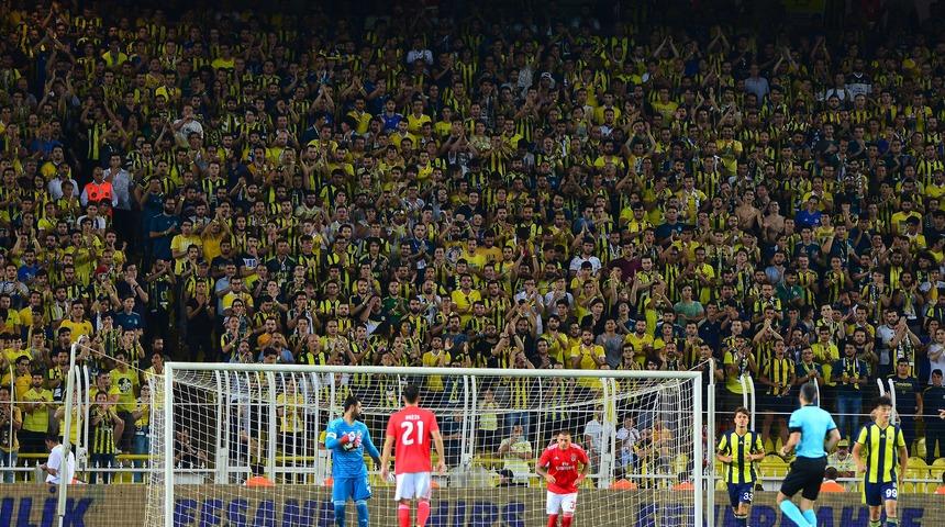 Fenerbah&ccedil;e taraftarı Benfica ma&ccedil;ı sonrası trib&uuml;nleri terk etmedi ve oyuncuları &ccedil;ağırdı!