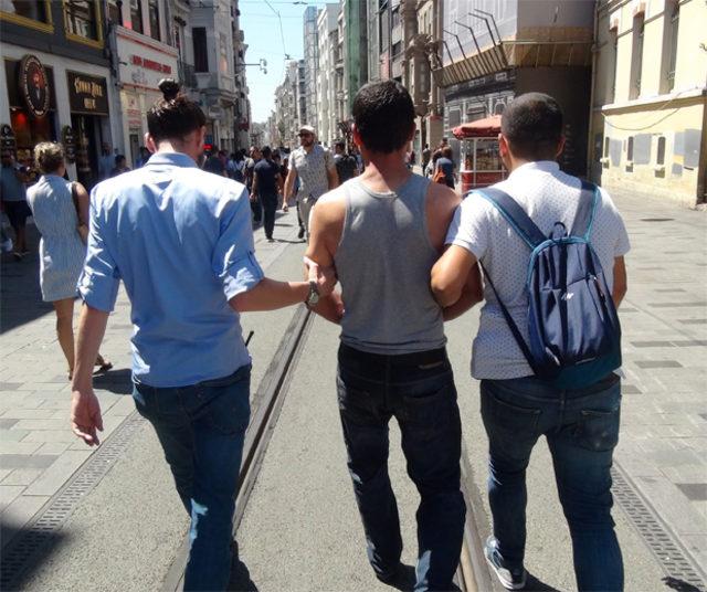 Taksim Meydanı nda taciz rezaleti! 2