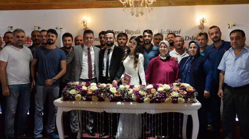 Gelin ve damada polis arkadaşlarından kelep&ccedil;e