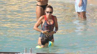 Ebru Akel oğluna yüzme öğretti