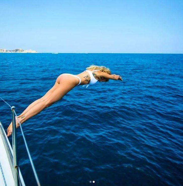 Ünlü şarkıcıdan olay poz! Bu kez üstsüz paylaştı G4