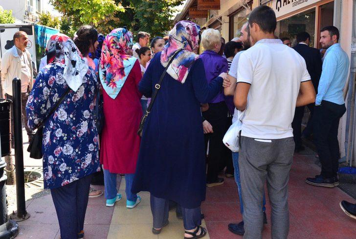 Kuyrukta bekleyenin parası daha çok gidiyor Kuyrukta bekleyenin parası daha çok gidiyor