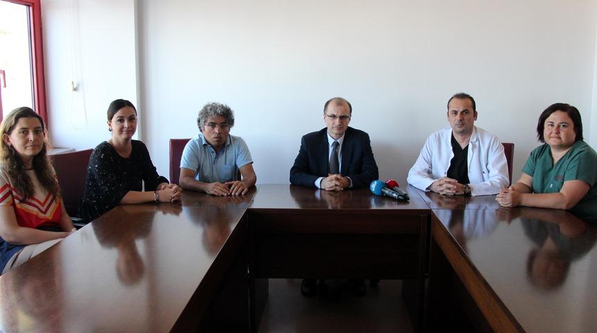 K&uuml;&ccedil;&uuml;k Fırat'ın başına giren inşaat demiri ameliyatla &ccedil;ıkarıldı