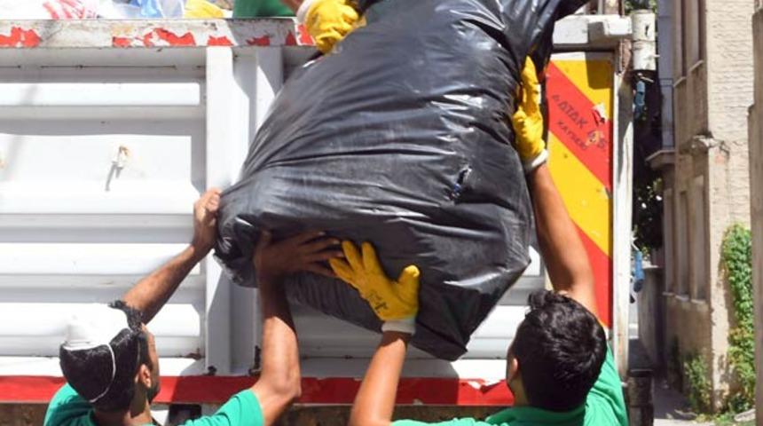 Bursa'da 10 kamyon dolusu çöpü evinde biriktiren yaşlı kadın yatalak oğlumun çeyizi diyerek kendini savundu!