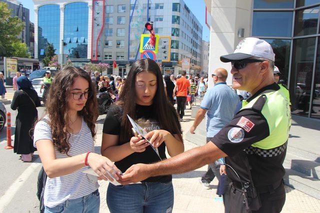 Çocuklardan sürücülere ‘kırmızı düdüklü’ uyarı