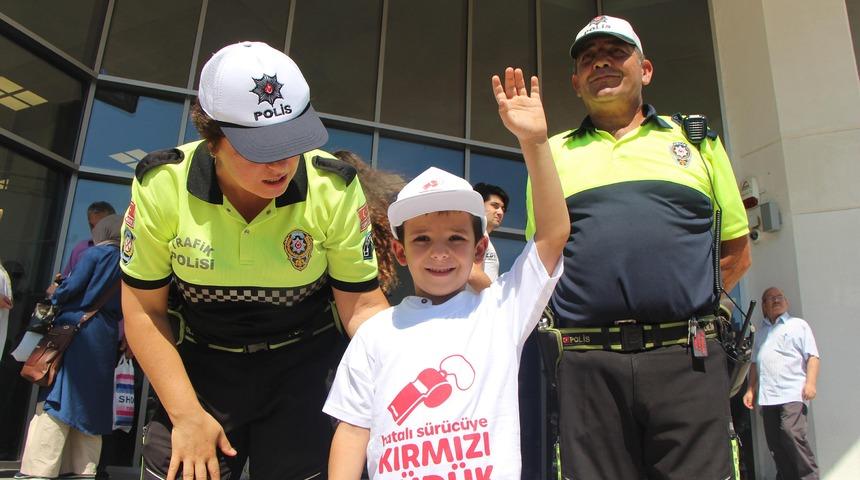 &Ccedil;ocuklardan s&uuml;r&uuml;c&uuml;lere &lsquo;kırmızı d&uuml;d&uuml;kl&uuml;&rsquo; uyarı