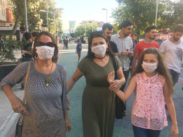 Mahalle çöp kokusunu maske takarak protesto etti