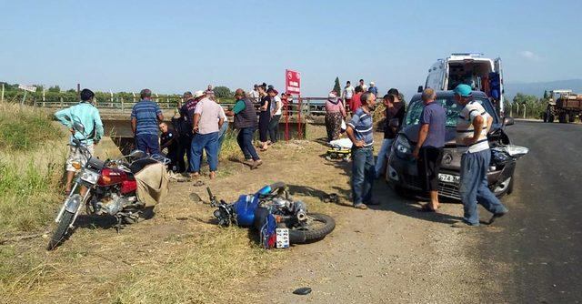 Otomobil çarpan motosikletli anne-oğul yaralandı