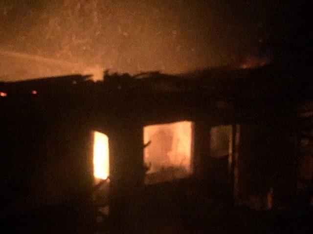 Yusufeli'nde, 3 katlı ev yangında kül oldu