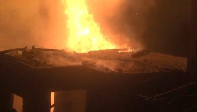 Yusufeli'nde, 3 katlı ev yangında kül oldu