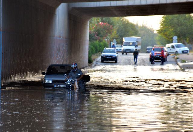 Sulama kanalındaki sızıntı, yolu göle çevirdi