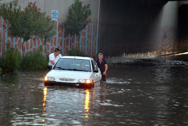 Sulama kanalındaki sızıntı, yolu göle çevirdi