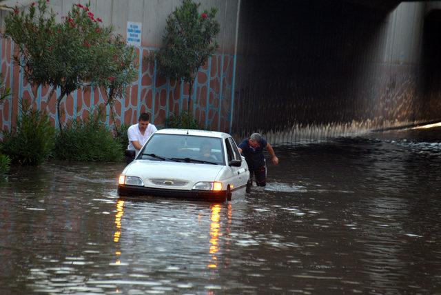 Sulama kanalındaki sızıntı, yolu göle çevirdi