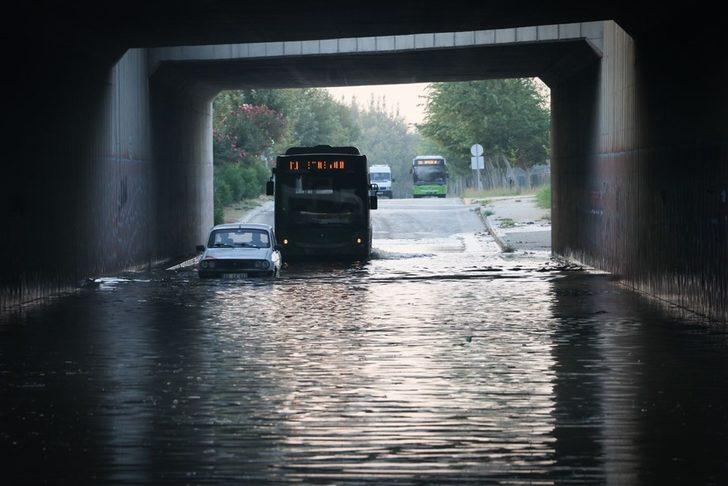 Adana'da sulama kanalı taştı, araçlar mahsur kaldı  G1