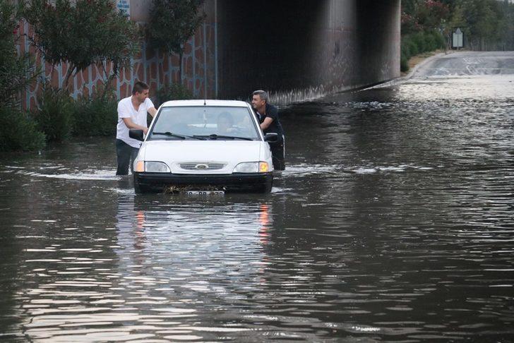 Adana'da sulama kanalı taştı, araçlar mahsur kaldı  G3