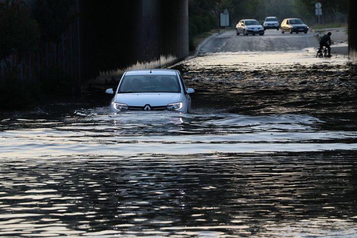 Adana'da sulama kanalı taştı, araçlar mahsur kaldı  G5