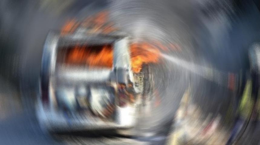 Ümraniye'de park halindeki minibüs alev alev yandı