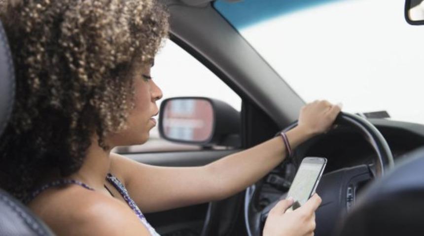 Bayram trafiğine çıkacaklara dikkat: Araba kullanırken cep telefonu kullanmayın