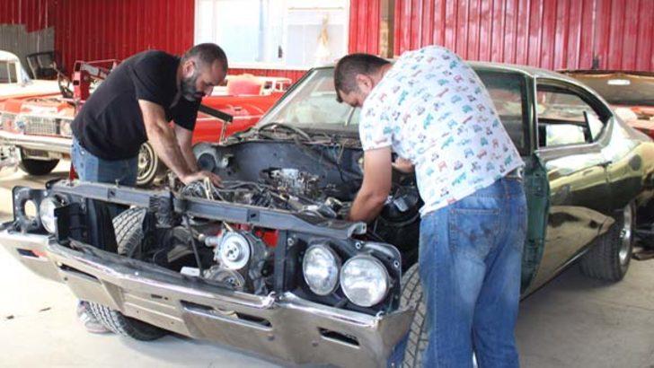 'Kullanılamaz' denilen klasik otomobiller, onların elinde hayat buluyor  G3