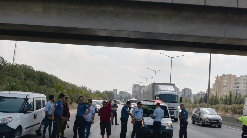 K&ouml;pr&uuml;den otoyola atladı, kadın s&uuml;r&uuml;c&uuml; şok yaşadı