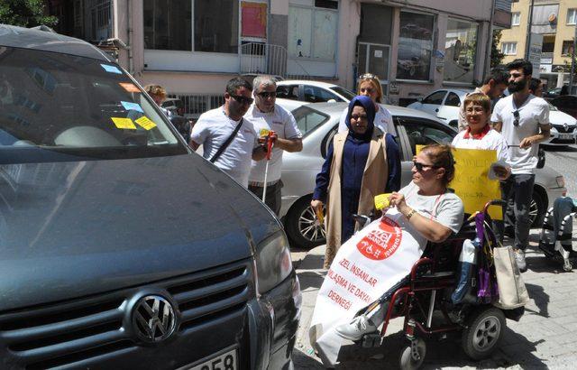 Engelilerden kaldırımlara park eden araçlara 'sticker'lı protesto