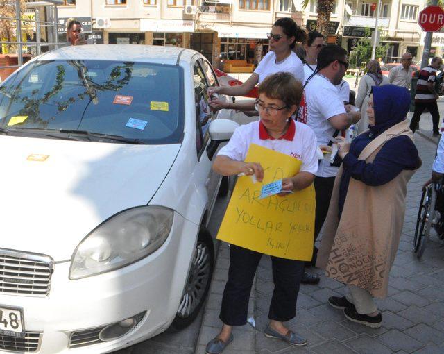 Engelilerden kaldırımlara park eden araçlara 'sticker'lı protesto