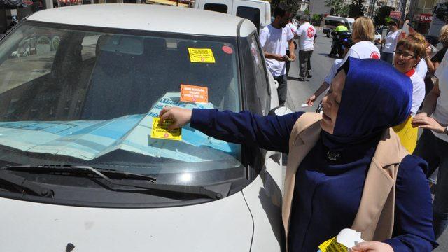 Engelilerden kaldırımlara park eden araçlara 'sticker'lı protesto