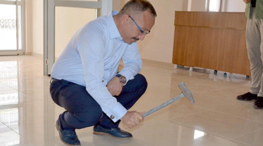 Siirt Valisi Ali Fuat Atik denetim sırasında fark etti! &Ouml;nce &ccedil;eki&ccedil; istedi sonra tek tek kırdı