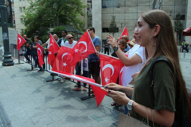 Halk ozanlarından dolar protestosu