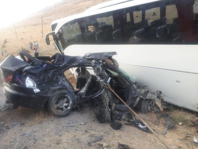Van'da AK Parti heyetini taşıyan otobüs ile otomobil çarpıştı: 5 ölü, 12 yaralı