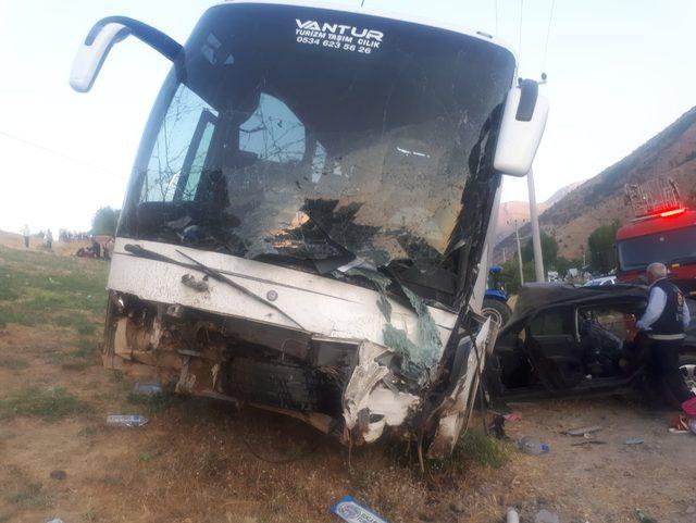 Van'da AK Parti heyetini taşıyan otobüs ile otomobil çarpıştı: 5 ölü, 12 yaralı
