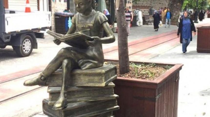 Bursa'daki kitap okuyan kız heykeli ile ilgili iddialara Belediye'den yanıt!