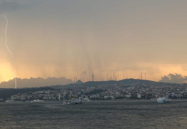 /ek fotoğraf// İstanbul güne şimşekler ile başladı